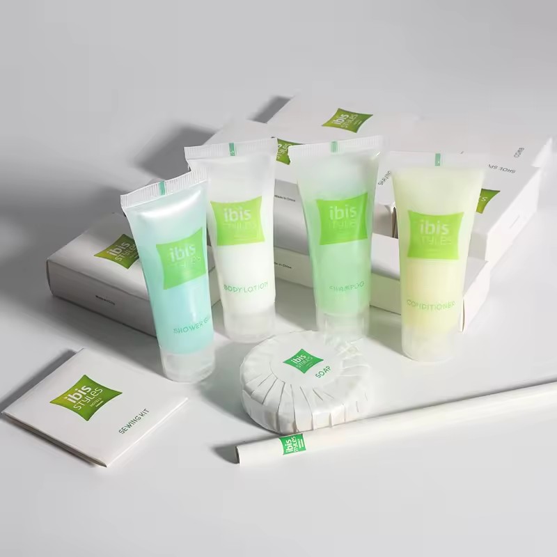 Luxury Bathroom Amenity Sets Kit Hotel Amenities Disposable Bathroom Soap Shampoo Toothbrush Comb Slippers Set